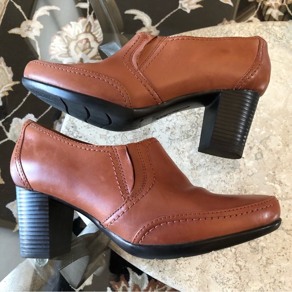 Clarks Bendables, Women’s 9.5, Leather Bootie Shoes, 2.75” Heel, GUC - Picture 5 of 11